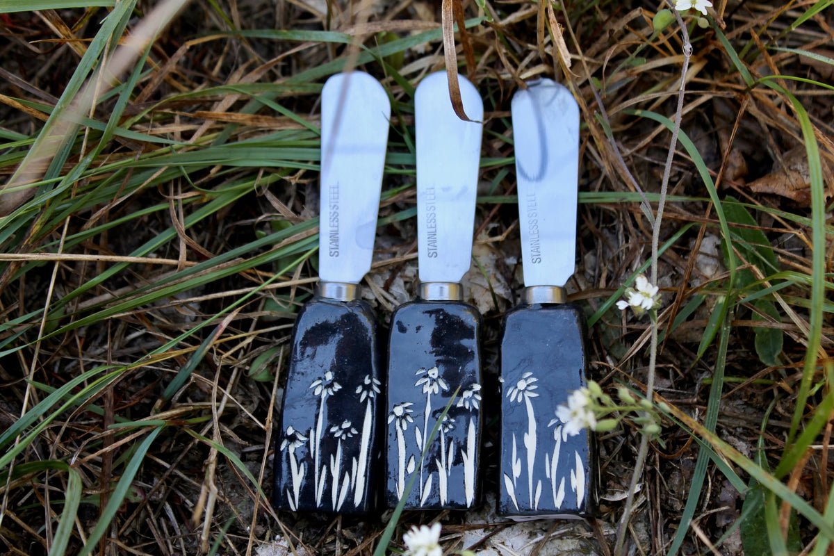 Daisy Cheese Knife in Black