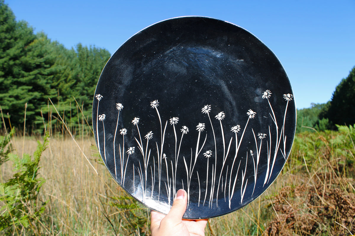 Round Daisy Platter in Black