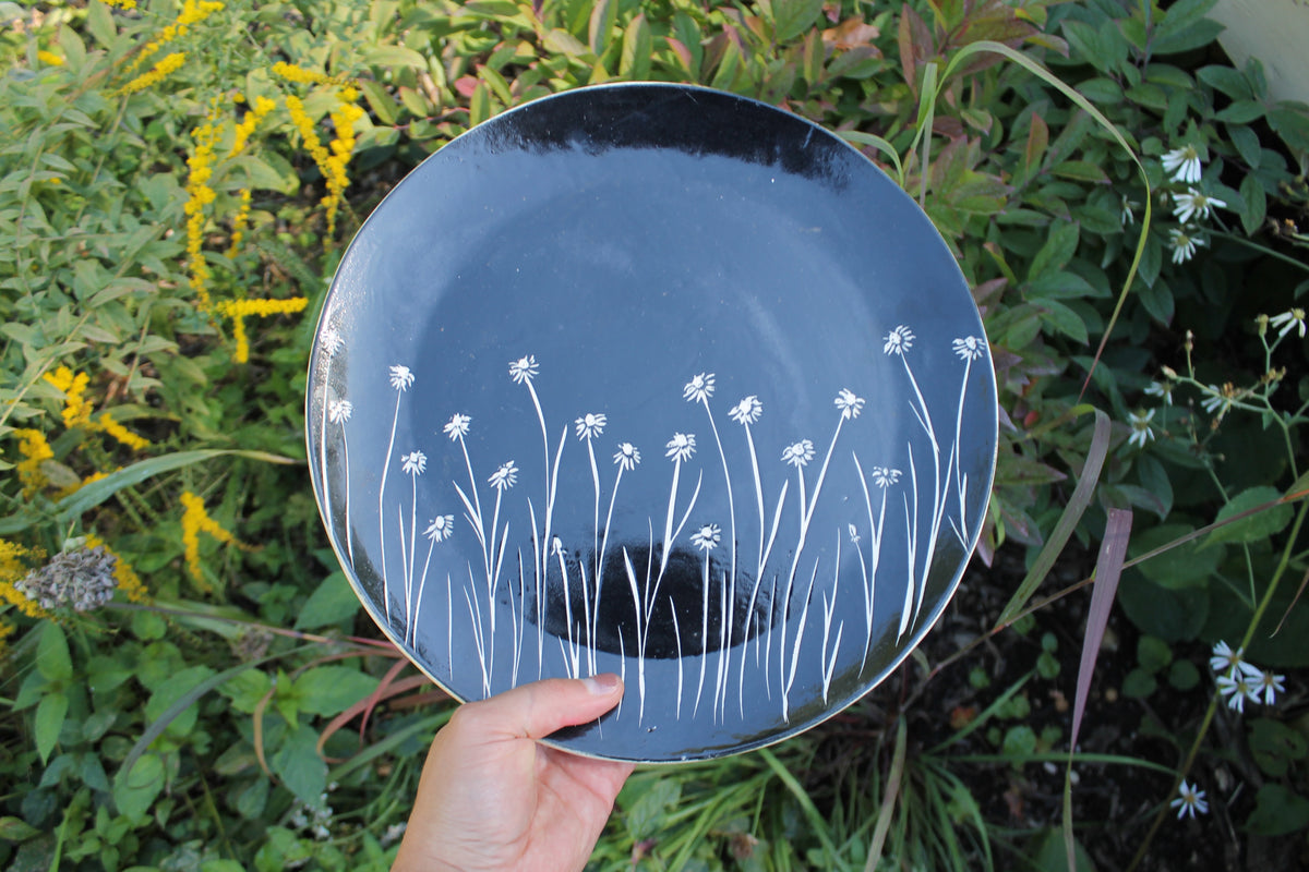 Round Daisy Platter in Black