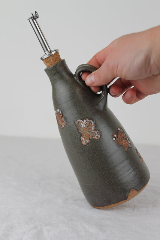 Butterfly Oil Pourer in Charcoal No. 1