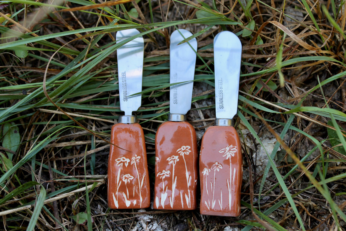 Daisy Cheese Knife in Terra Cotta